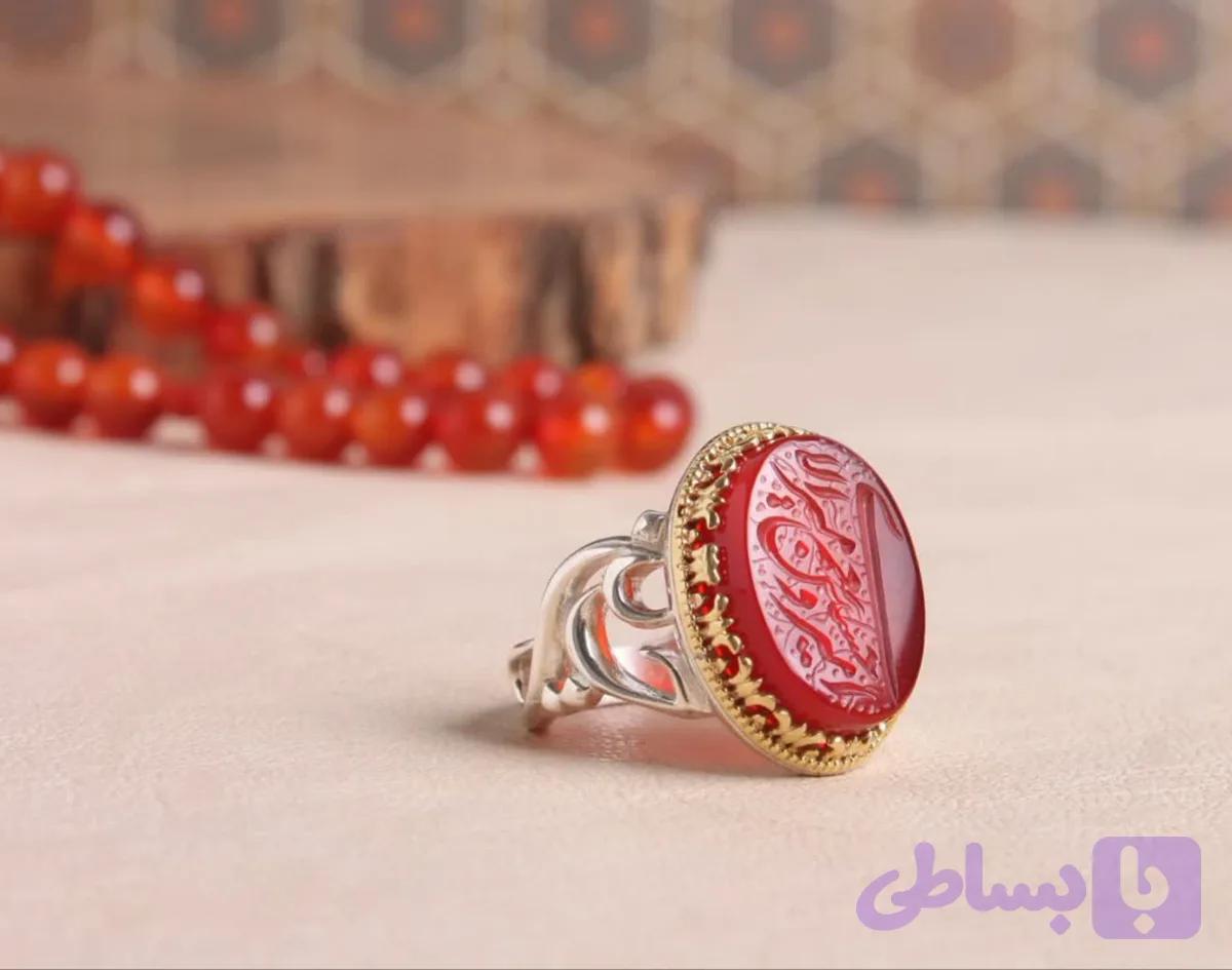 انگشتر عقیق قرمز حکاکی "امیری حسین و نعم الامیر" – رکاب تاج برنجی کد 2208