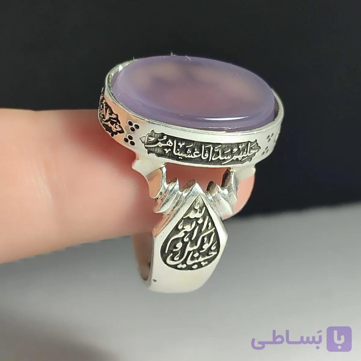 انگشتر نقره باسنگ عقیق سوسنی ذکر روی رکاب ( آیه جهت محافظت) ذکر بغل رکاب (حسبناالله ونعم الوکیل ) و ( نعم المولا ونعم انصیر) کد 2333 — تصویر 1