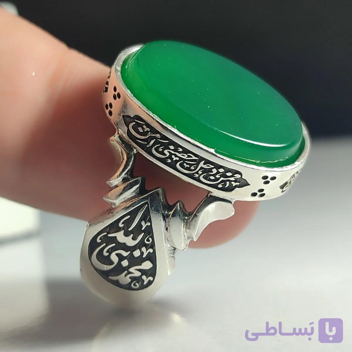 انگشتر نقره باسنگ عقیق سبز ذکر روی رکاب حدیث ولایت امیرمومنین ذکر بغل رکاب (محمد نبی الله) و (علی ولی الله) کد 2321 — تصویر 1