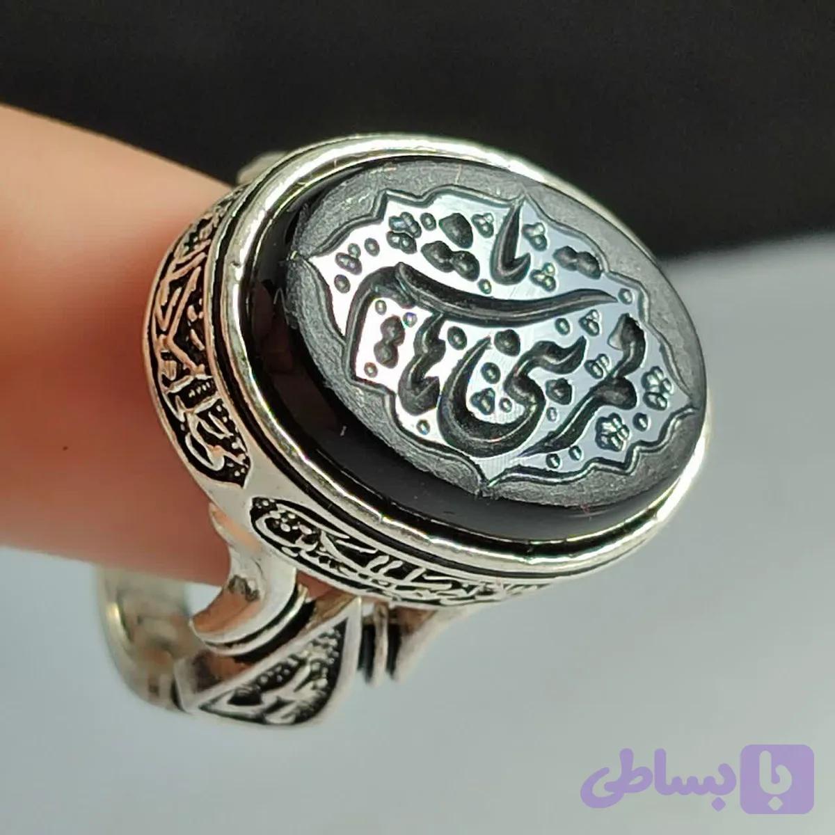 انگشتر عقیق مشکی حکاکی "یا قمر بنی هاشم" با رکاب چهار سلام؛ نماد وفاداری و اقتدار کد 2163 — تصویر 1