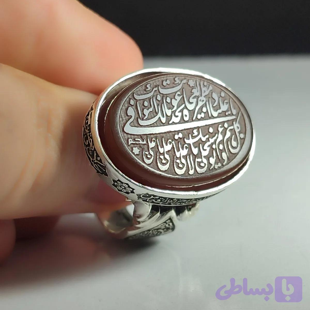 انگشتر نقره باسنگ عقیق پرتغالی حکاکی نادعلی قلمزنی دور رکاب ومن یتق الله محمد رسول الله و الله جل جلال کد 2307 — تصویر 1