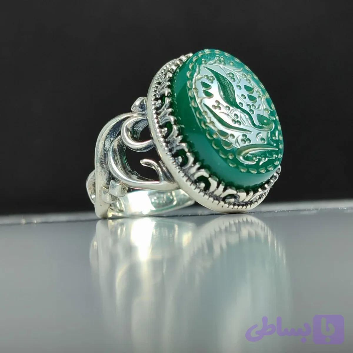 انگشتر عقیق سبز حکاکی "یا رقیه" با رکاب منقش به "یا حسین" کد 2149 — تصویر 1