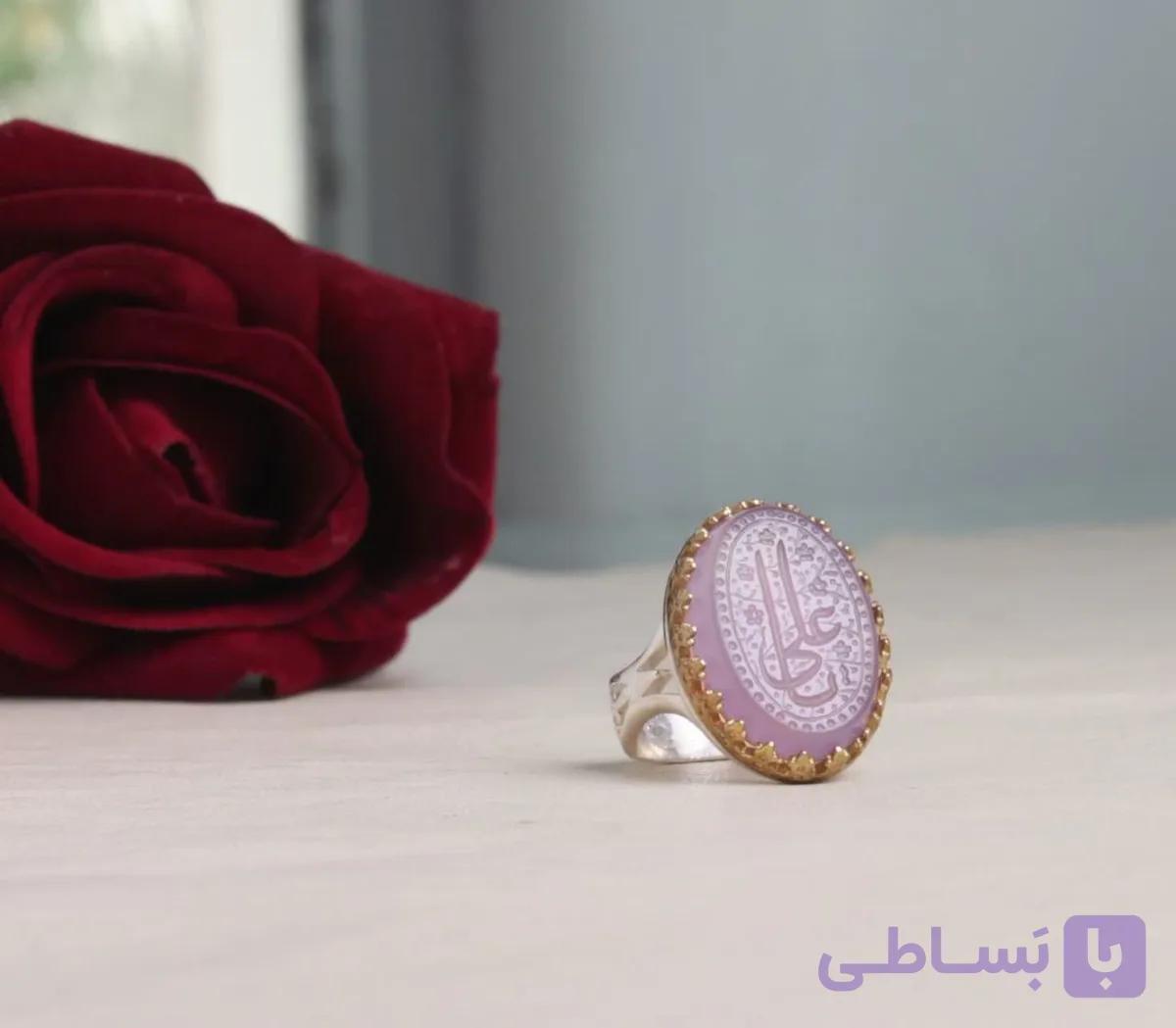 انگشتر نقره باسنگ عقیق سوسنی حکاکی یاعلی رکاب نیزه تاج برنجی  کد 2458