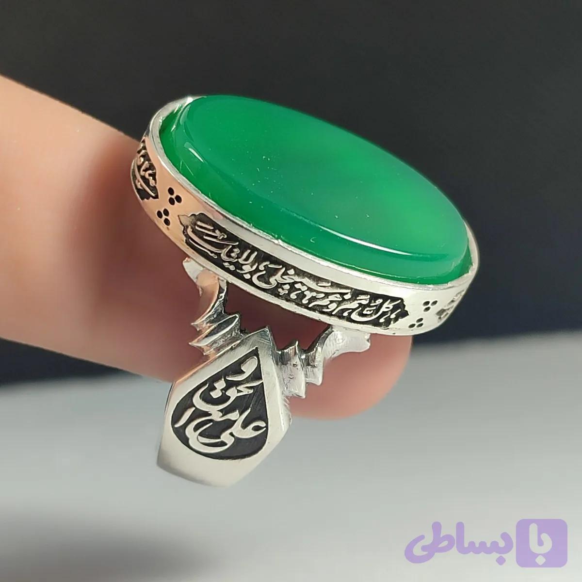 انگشتر نقره باسنگ عقیق سبز ذکر روی رکاب نادعلی و بغل رکاب علی مع الحق والحق مع علی کد 2318 — تصویر 1