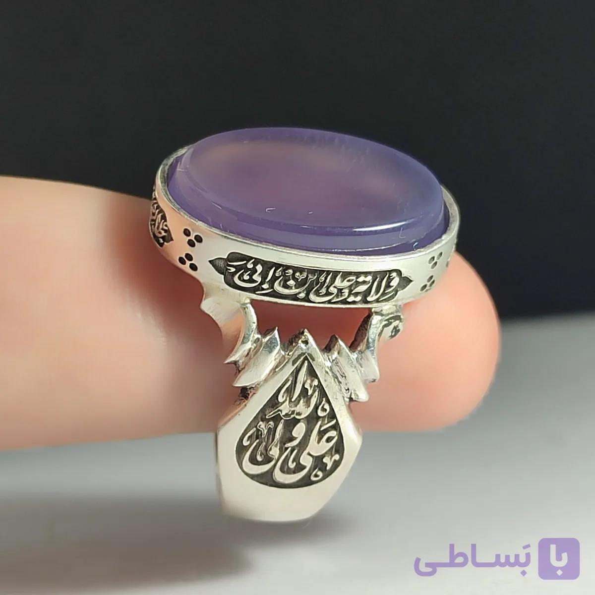 انگشتر نقره باسنگ عقیق سوسنی ذکر روی رکاب (ولایت امیرالمومنین) ذکر بغل رکاب (علی ولی الله) و (محمد نبی الله) کد 2334 — تصویر 1