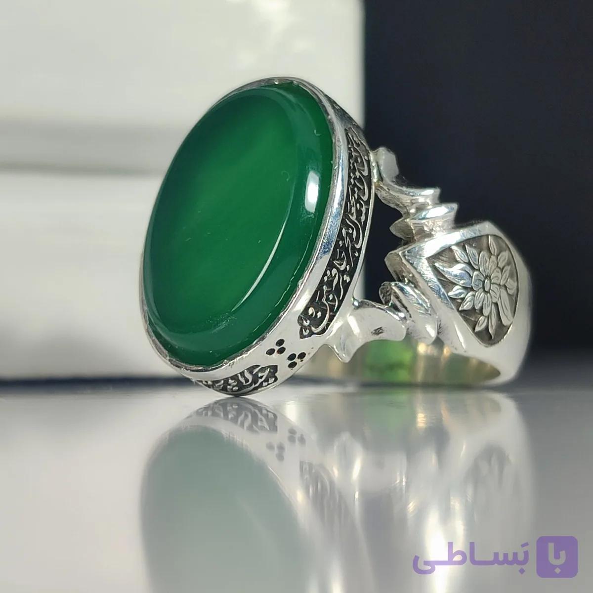 انگشتر نقره باسنگ عقیق سبز ذکر روی رکاب (ومن یتق الله) بغل رکاب ( طرح گل) کد 2329 — تصویر 1