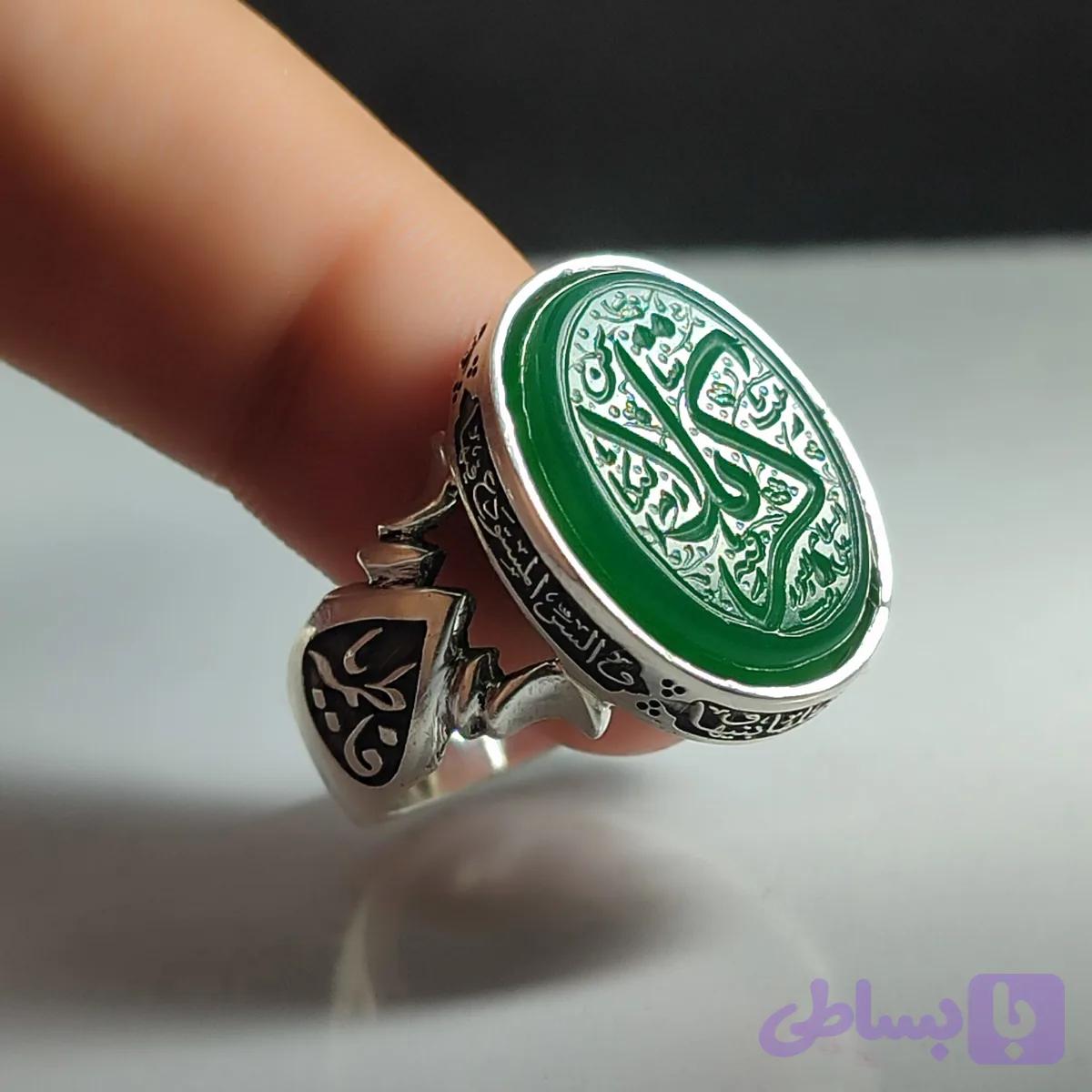 انگشتر نقره باسنگ عقیق سبز حکاکی شهدای کربلا قلمزنی دور رکاب صلوات حضرت زهرا سلام الله علیه بغل رکاب یازهرا و یاعلی کد 2306 — تصویر 1