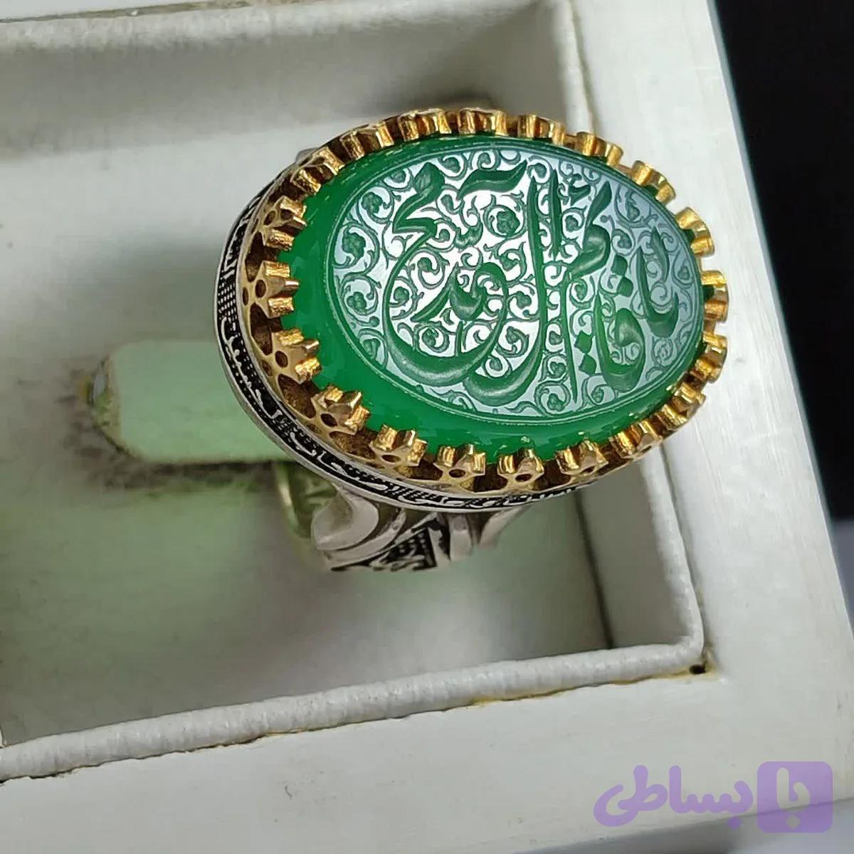 انگشتر عقیق سبز حکاکی "یا قائم آل محمد" با تاج برنجی؛ نگینِ سبزِ انتظار کد ۲۱۶۸ — تصویر 1