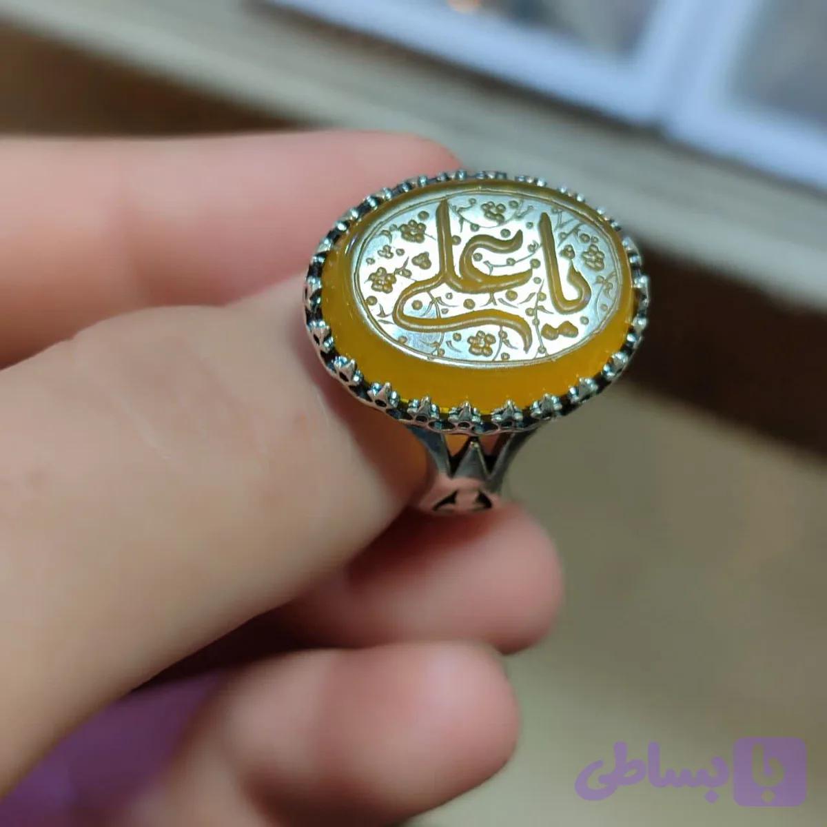 انگشتر نقره عقیق زرد مردانه با حکاکی یا علی و رکاب طرح نیزه کد 3862 — تصویر 1