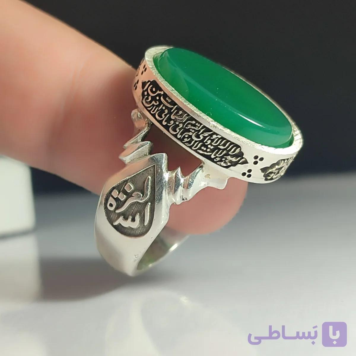 انگشتر نقره باسنگ عقیق سبز ذکر روی رکاب (آیت الکرسی ) ذکر بغل رکاب (العزه الله)و(حسبی الله) کد 2323 — تصویر 1