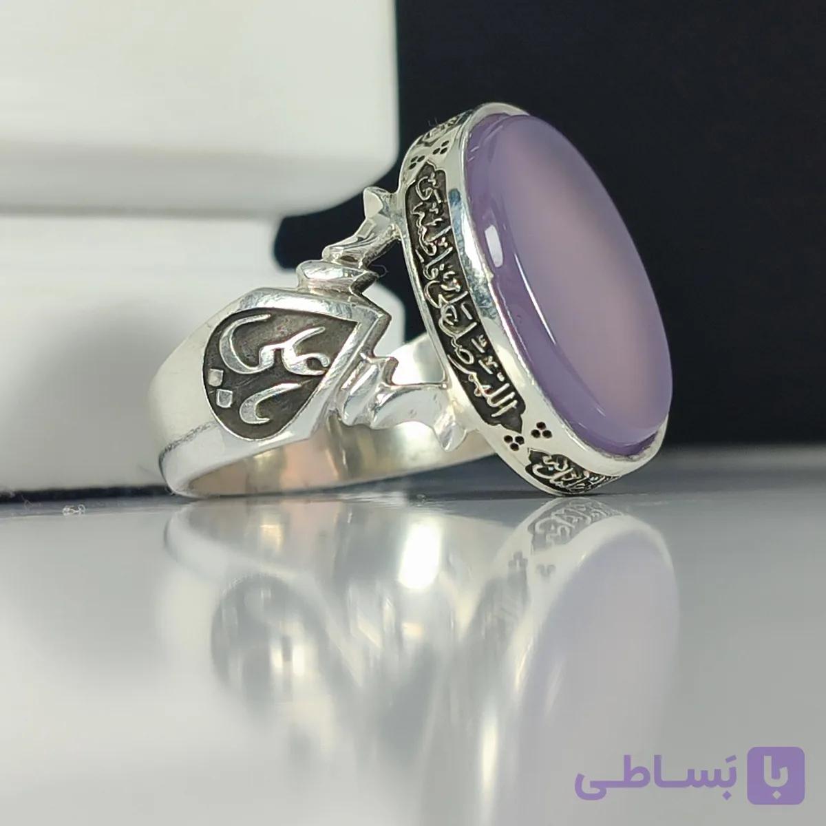 انگشتر نقره باسنگ عقیق سوسنی ذکر روی رکاب (صلوات حضرت فاطمه) ذکر بغل رکاب (یافاطمه) و ( یاعلی) کد 2337 — تصویر 1