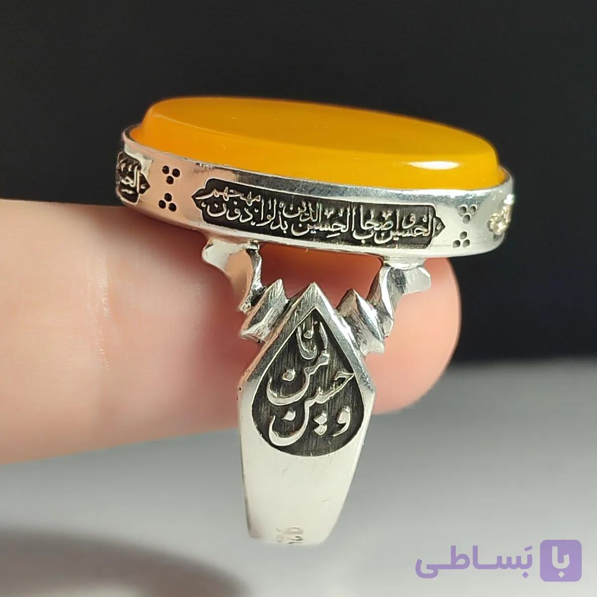 انگشتر نقره باسنگ شرف الشمس ذکر روی رکاب (سجده زیارت عاشورا) ذکر بغل رکاب (حسین منی وانا من حسین) کد 2340 — تصویر 1