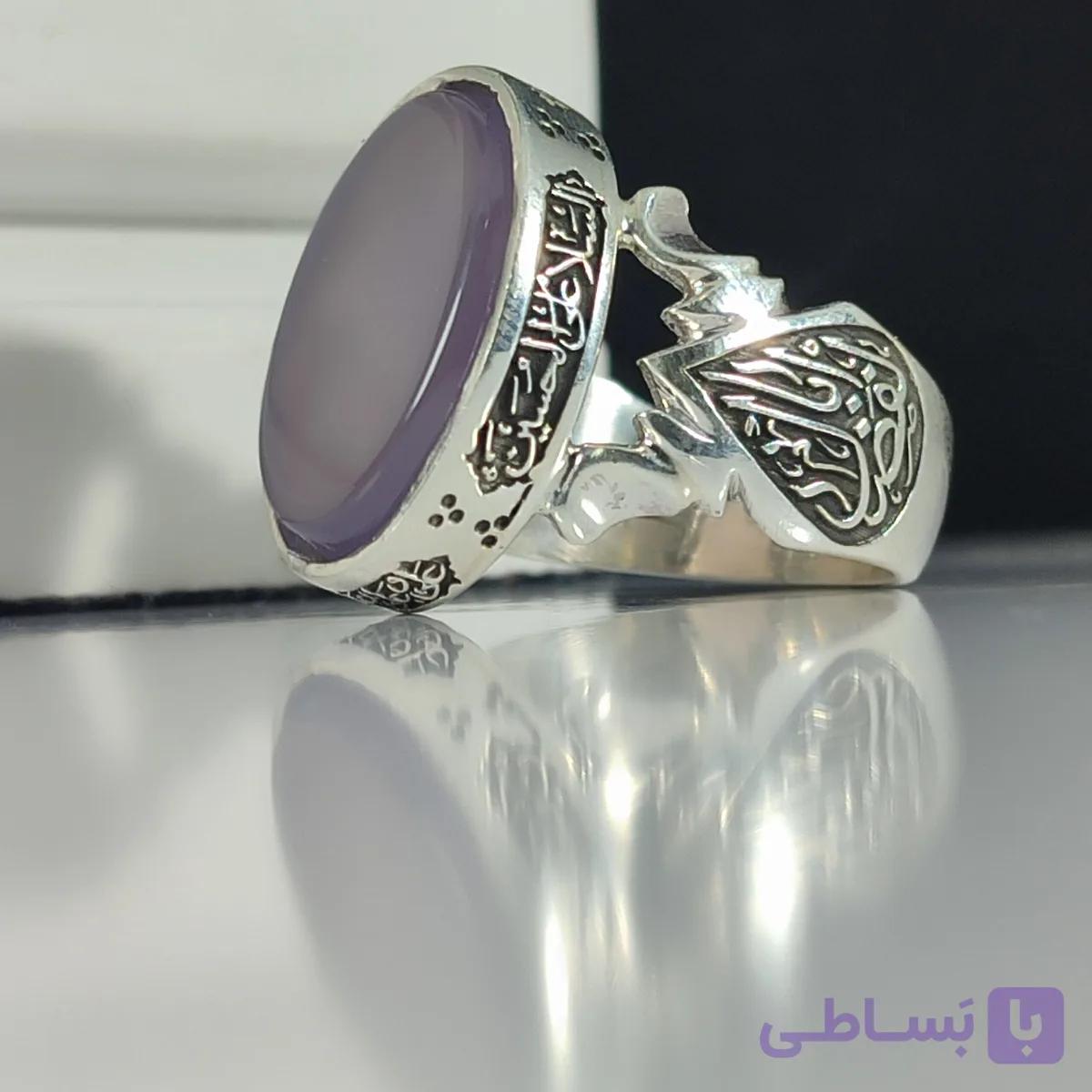 انگشتر نقره باسنگ عقیق سوسنی ذکر روی رکاب (چهارسلام زیارت عاشورا) ذکر بغل رکاب (یا اباالفضل) و (یاحسین شهید) کد 2336 — تصویر 1