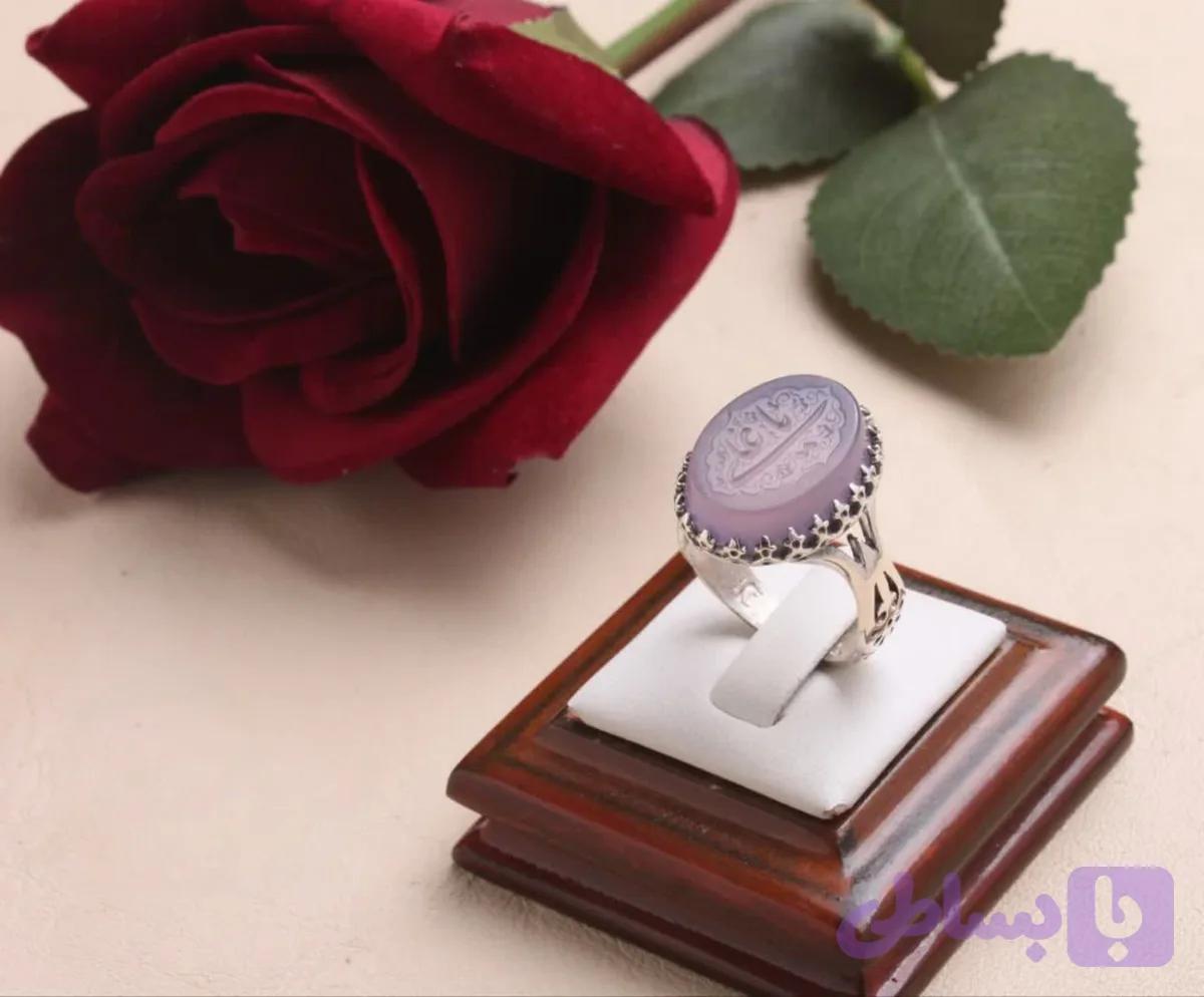 انگشتر عقیق سوسنی (یاسی) حکاکی یا علی – رکاب طرح نیزه کد 2203