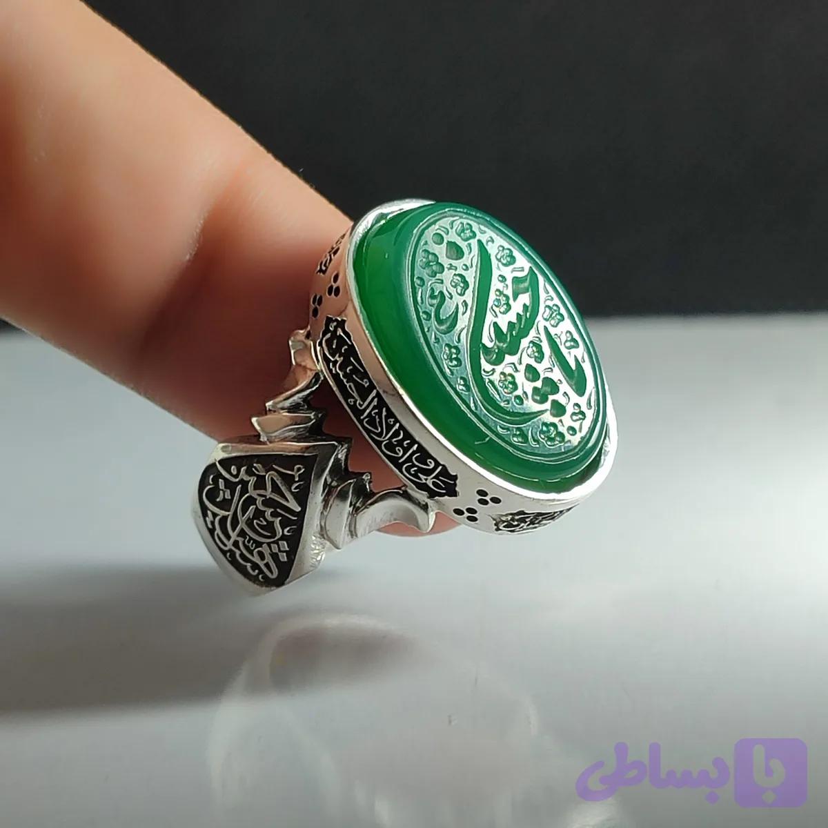 انگشتر نقره باسنگ عقیق سبز حکاکی یاحسین قلمزنی دور رکاب چهار سلام زیارت عاشورا بغل رکاب یا ابلفضل و حسین اشهاده کد 2309 — تصویر 1