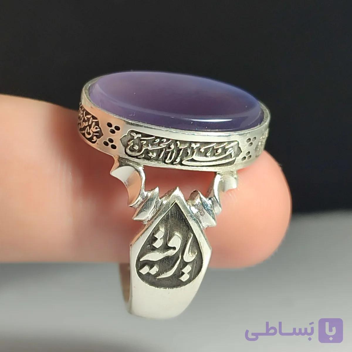 انگشتر نقره باسنگ عقیق سوسنی ذکر روی رکاب (چهار سلام زیارت عاشورا) ذکر بغل رکاب (یارقیه) و (یازینب) کد 2331 — تصویر 1