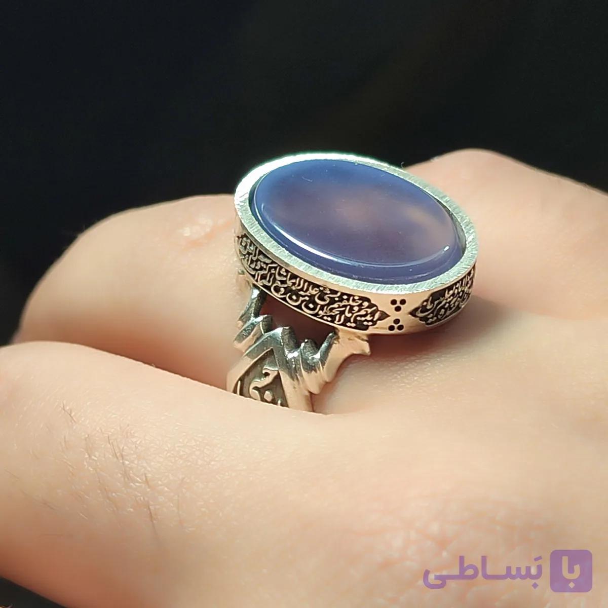 انگشتر نقره باسنگ عقیق سوسنی ذکر روی رکاب (سوره آیت الکرسی) ذکر بغل رکاب (العزه الله) و (حسبی الله) کد 2330 — تصویر 1