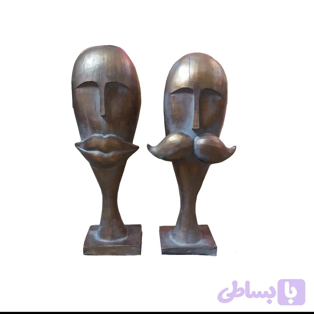 مجسمه مرد و زن ایستاده