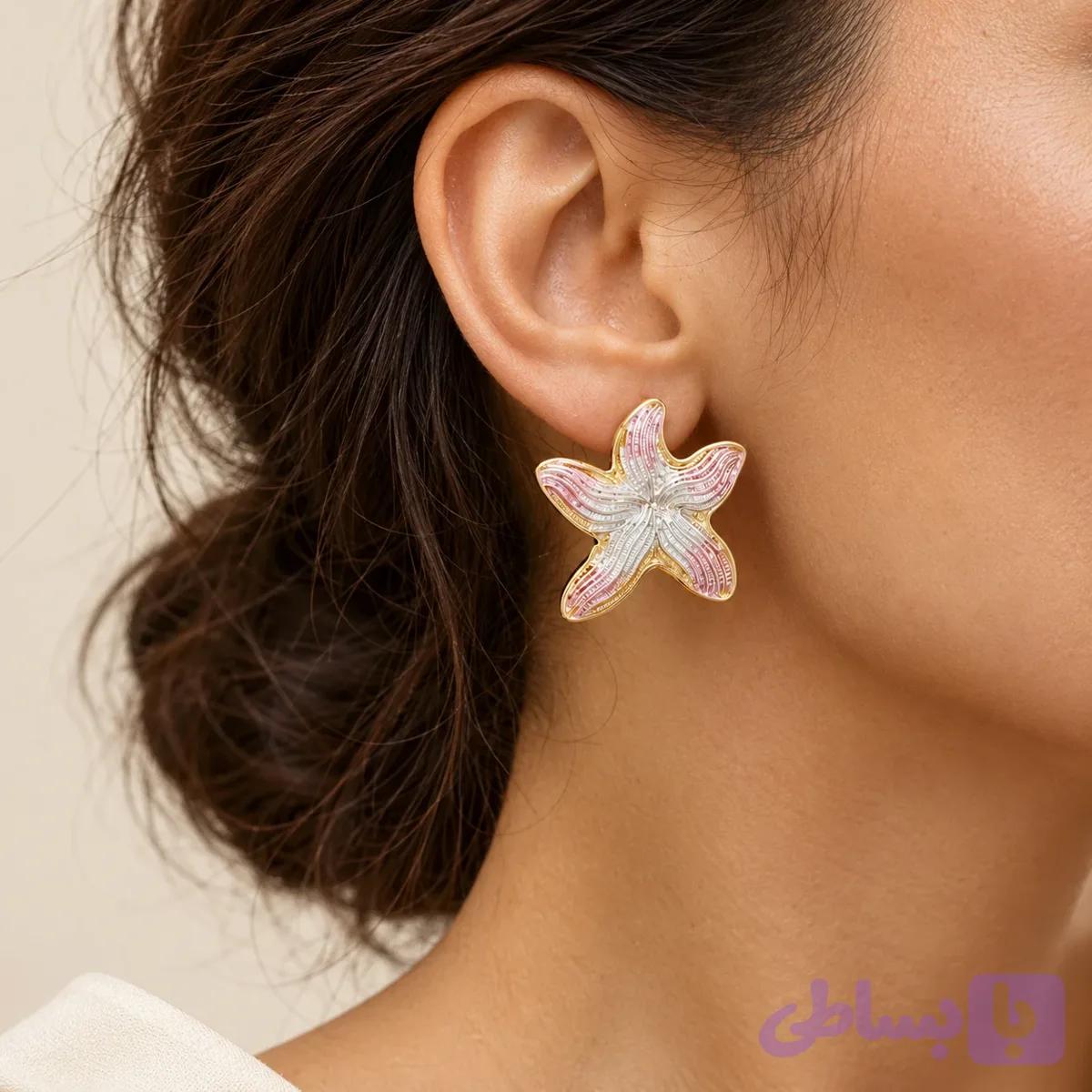گوشواره میخی زنانه طرح ستاره دریایی صورتی با دور طلایی
