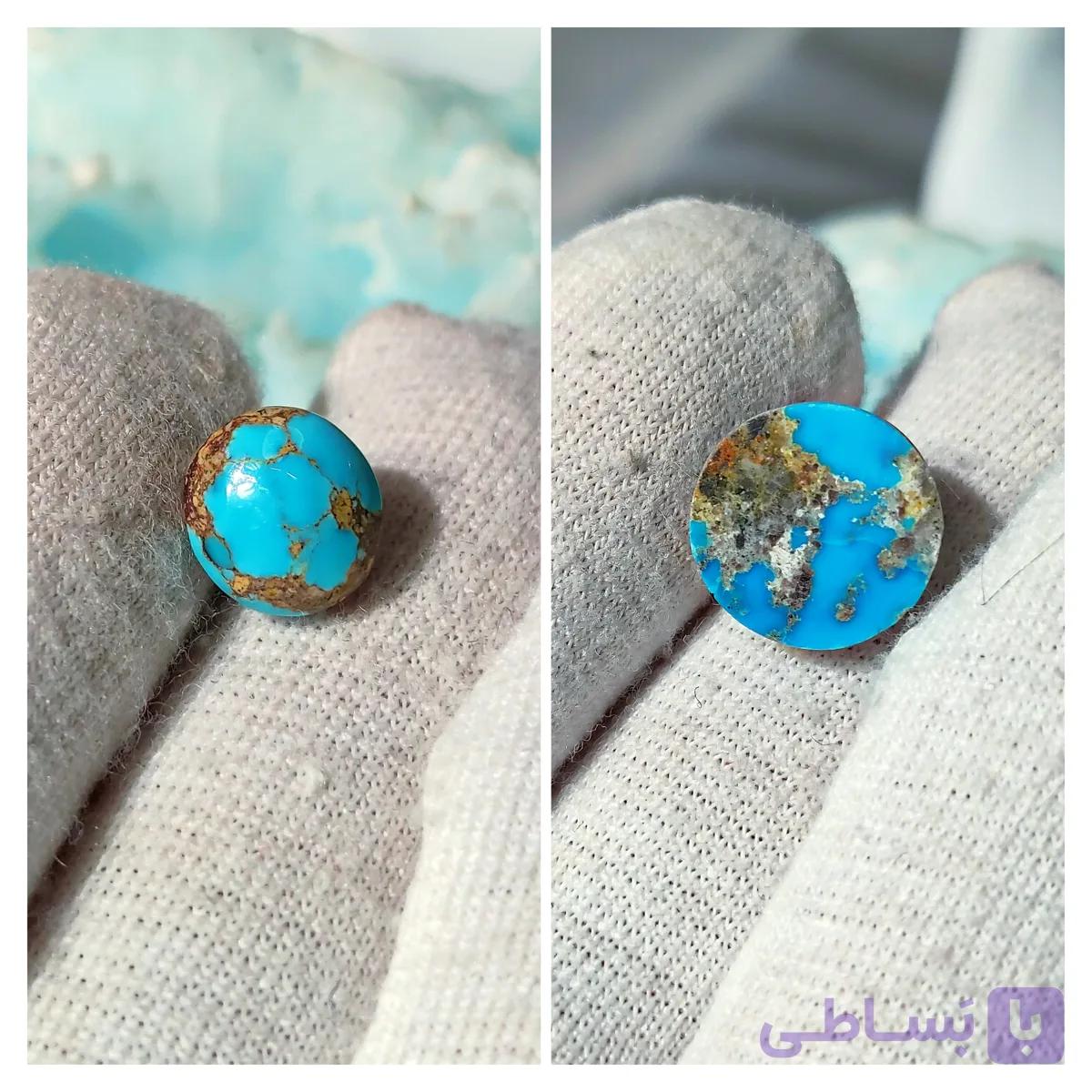 پک دو عددی سنگ فیروزه شجری نیشابوری، ذات عالی شجری با رگه های عنکبوتی طلایی و شجری مصور، رنگ کمیاب و خاص آبی محک و آبی گل کاسنی، تراش گرد باب رکاب، جلای آینه ای و فوق العاده درخشان، مناسب برای انگشتر، دستبند و مدال، با ضمانت اصل نیشابور، زنده و طبیعی.