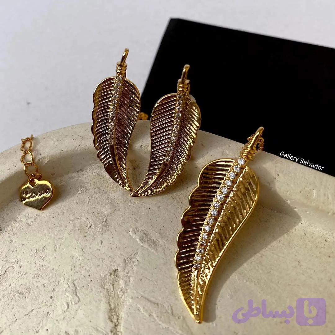 ست گردنبند و گوشواره پر طلایی