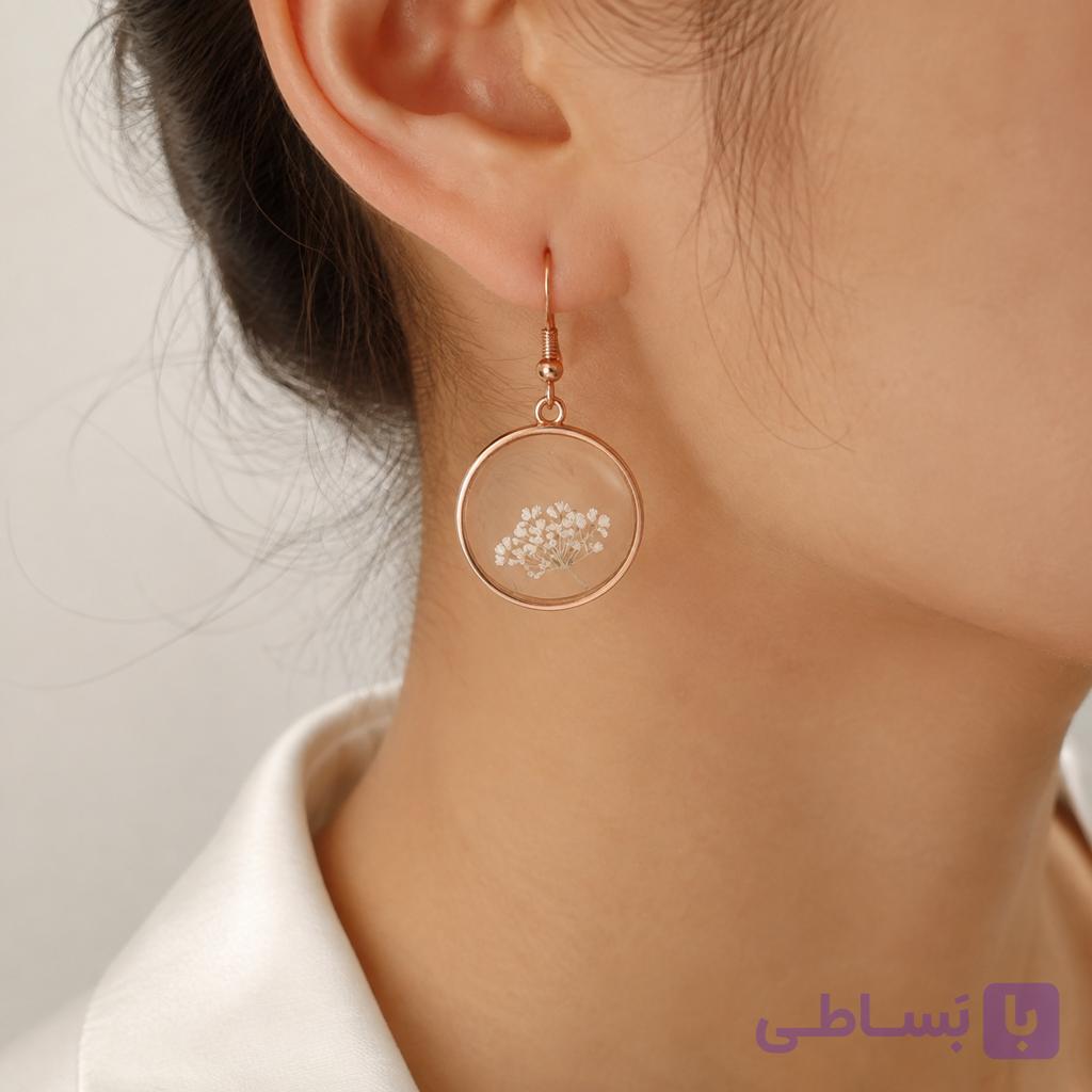 گوشواره رزینی دستساز مدل گل خشک مینیاتوری با فریم گردطلایی