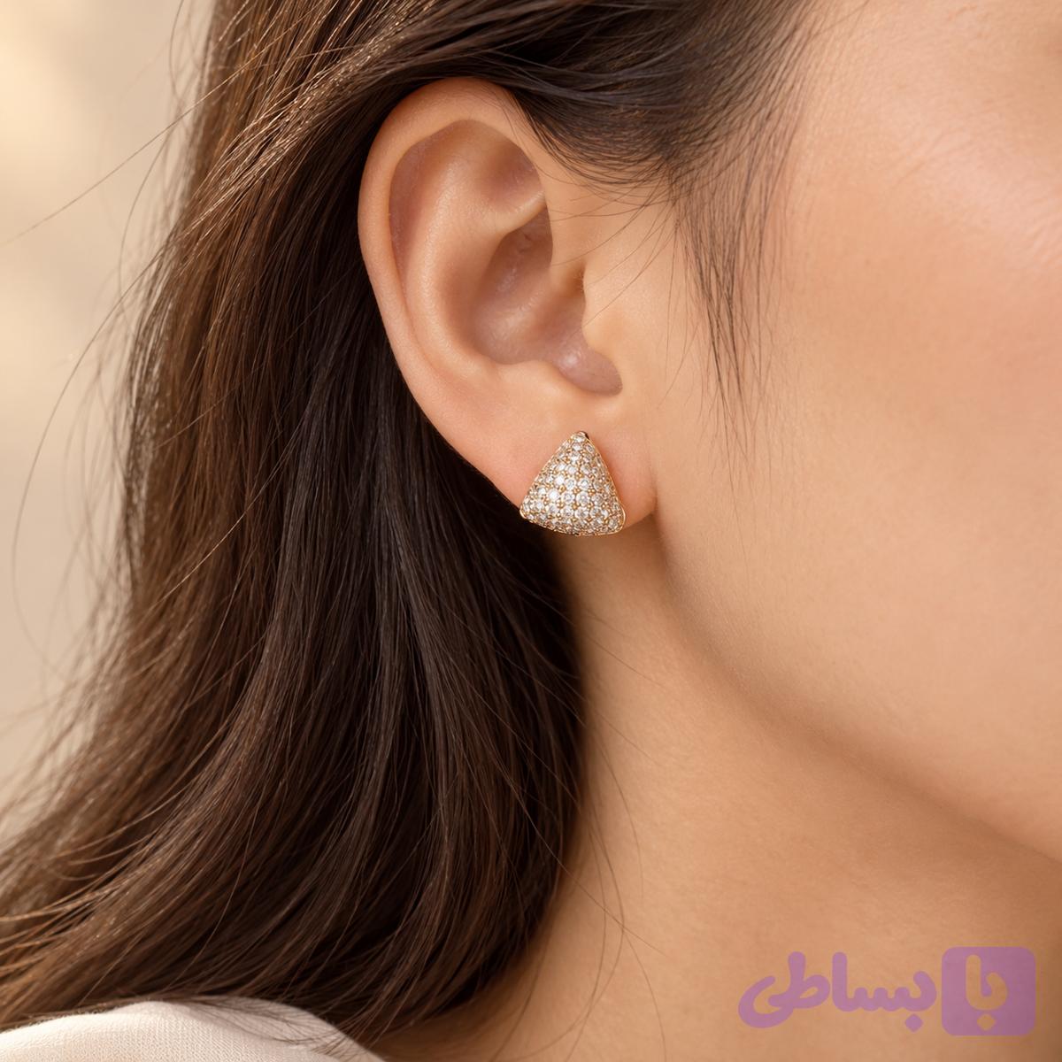 گوشواره میخی مثلثی طلایی نگین‌دار هندسی