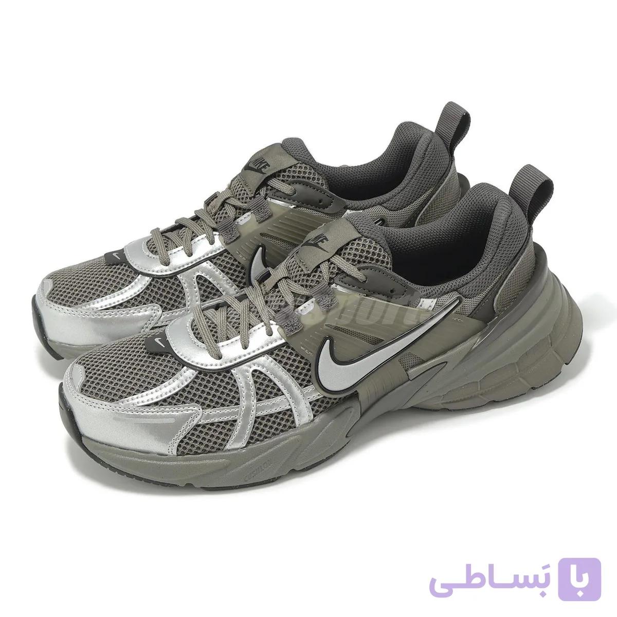 کتونی اورجینال مردانه نایک V2K Run رنگ قهوه ای نقره ای خاکستری