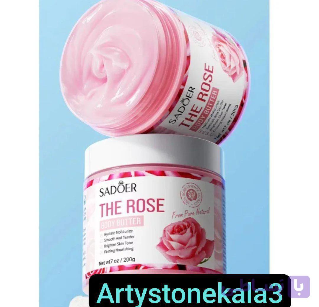 کدA14 کره بدن سادور مدل The Rose حجم 250 میلی‌لیتر مرطوب‌کننده و ضد خشکی با ویتامین E، روغن بادام، آرگان و عصاره گل رز، ضد ترک، جوانساز، فاقد پارابن و مواد حساسیت‌زا، مناسب انواع پوست و استفاده پس از دوش