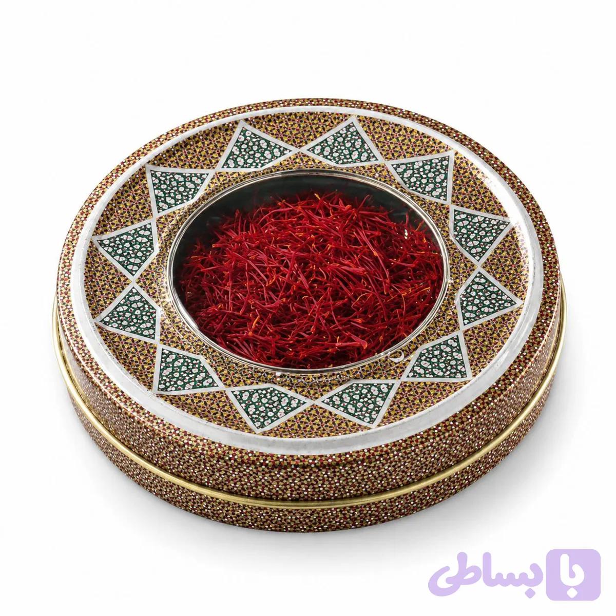 زعفران سوپر نگین ۱ مثقالی در ظرف سنتی خاتم — تصویر 1