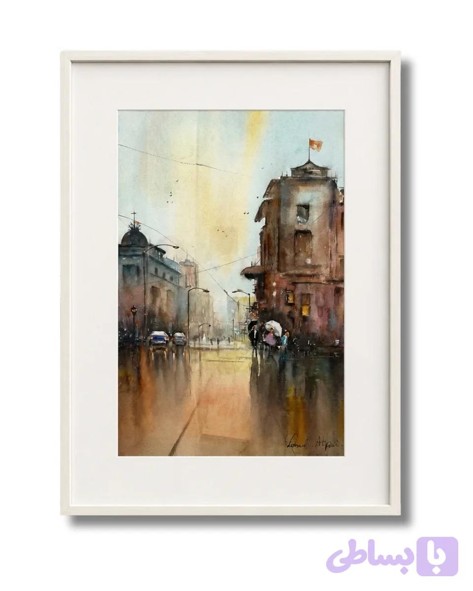 تابلو نقاشی آبرنگ «پرچم سرخ کوچه بارانی» | خیابان اروپایی، چراغ‌های بارانی و عابران چتر به‌دست – کد F0013 — تصویر 1