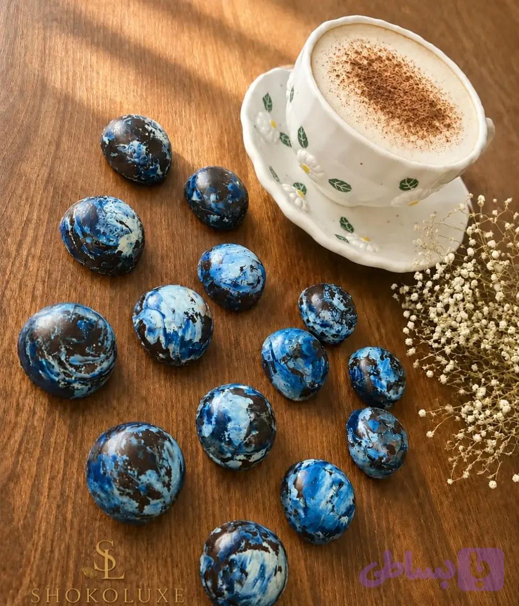 شکلات پوسته‌ای طرح کهکشان با مغز کارامل و فندق