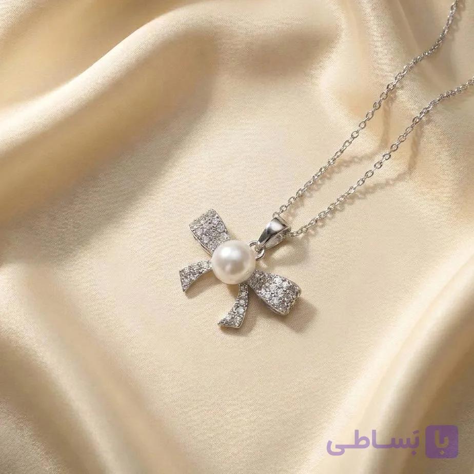 گردنبند طرح پاپیون نقره‌ای با مروارید و نگین
