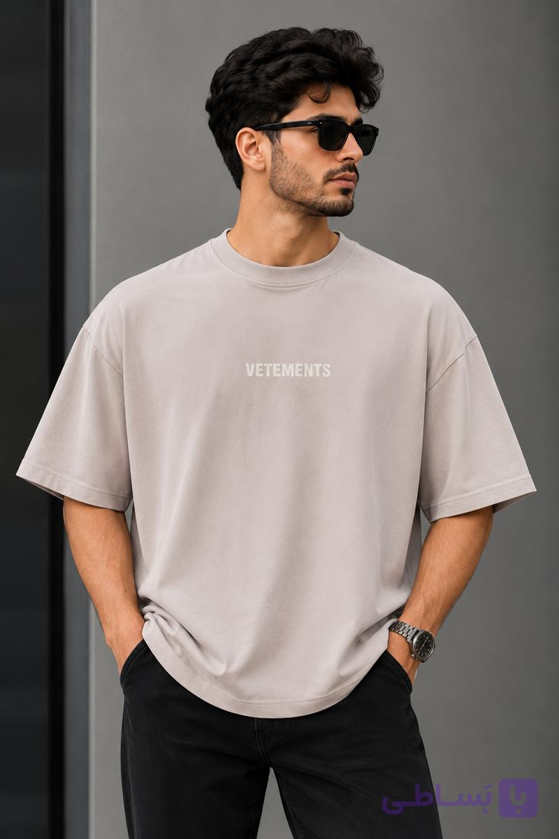 تیشرت مردانه یقه گرد اورسایز چاپ برجسته طرح VETEMENTS