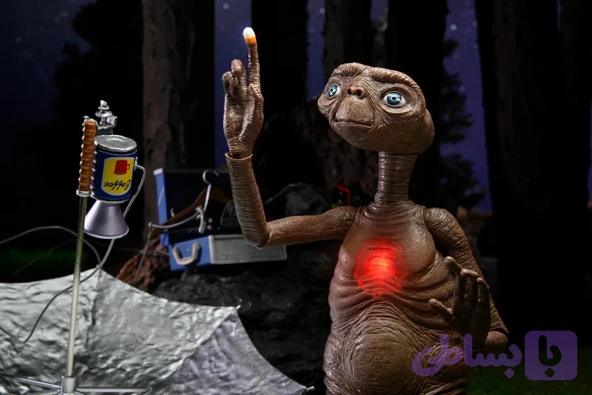 اکشن فیگور E.T برند NECA مدل Deluxe Ultimate با چراغ LED