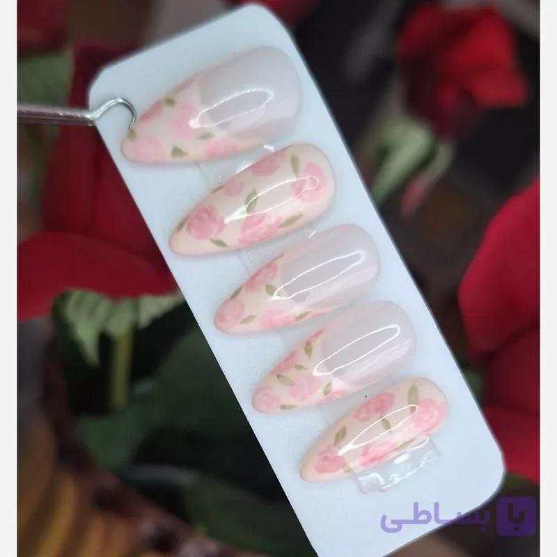 ناخن مصنوعی فرنچ طرح کلاسیک گلدار — تصویر 1