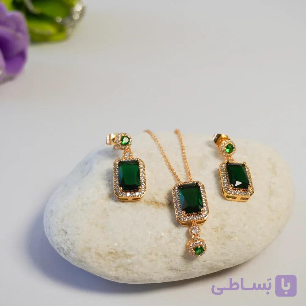 نیم ست زنانه طلایی با سنگ زمرد سبز — تصویر 1