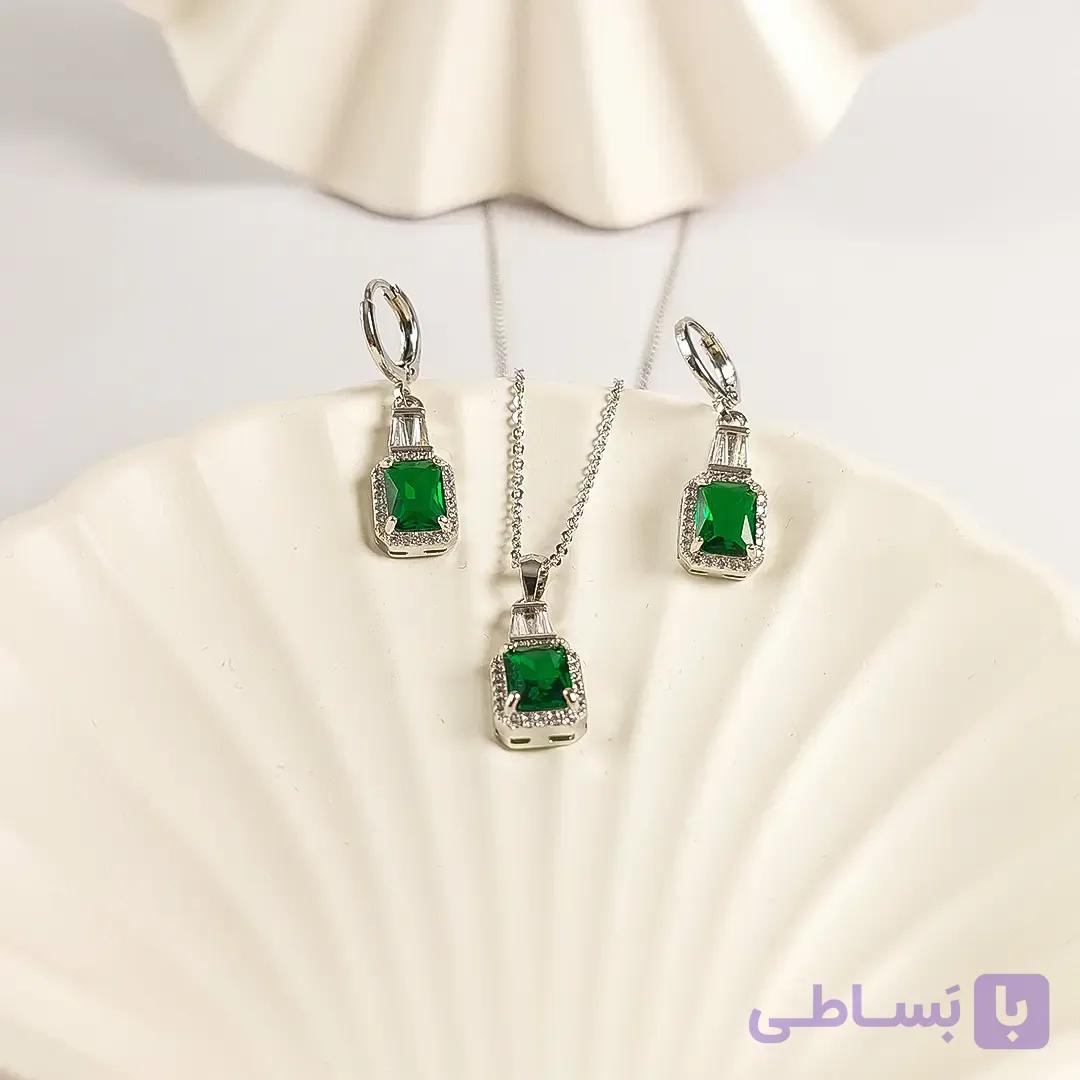نیم‌ست زنانه رنگ نقره‌ای با نگین سبز — تصویر 1