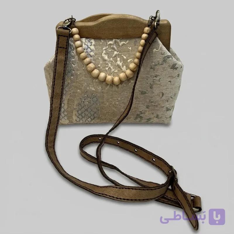 کیف طرح چوب و پارچه کلاسیک راما دارای دو بند دوشی و دسته مهره دار