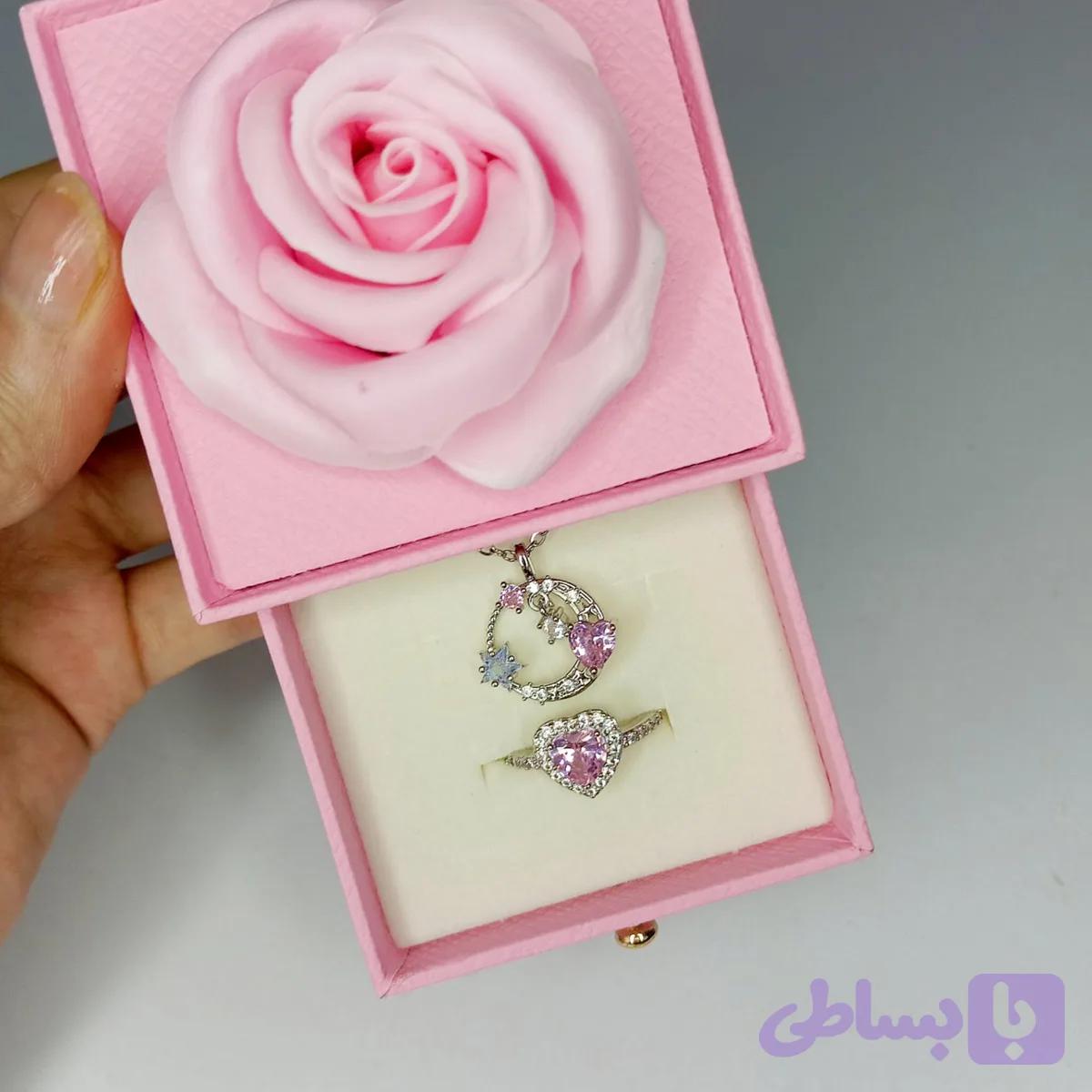 گردنبند و انگشتر جواهری
