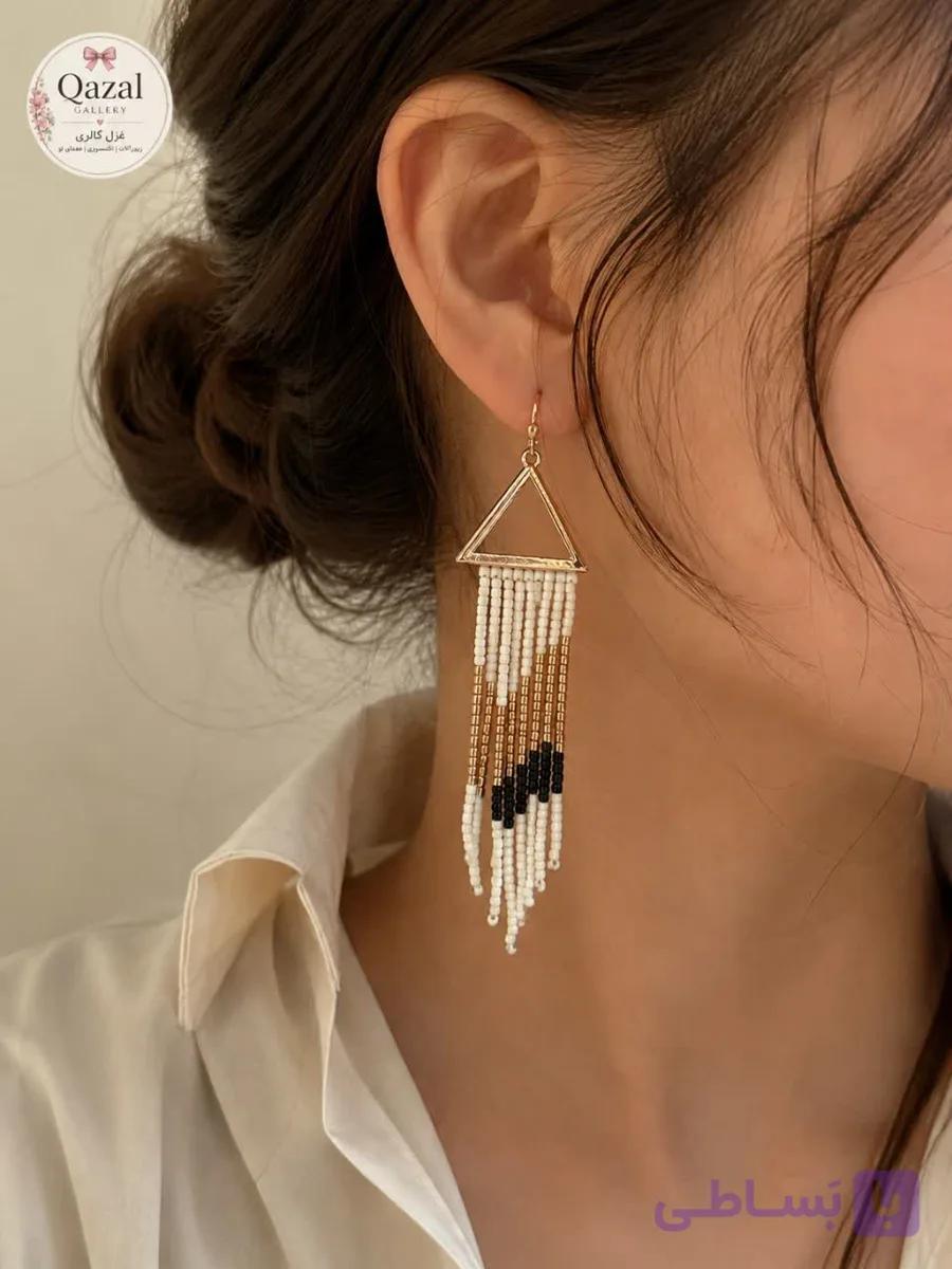 گوشواره زنانه ترند I am مثلثی آویز مهره‌ای سفید و مشکی