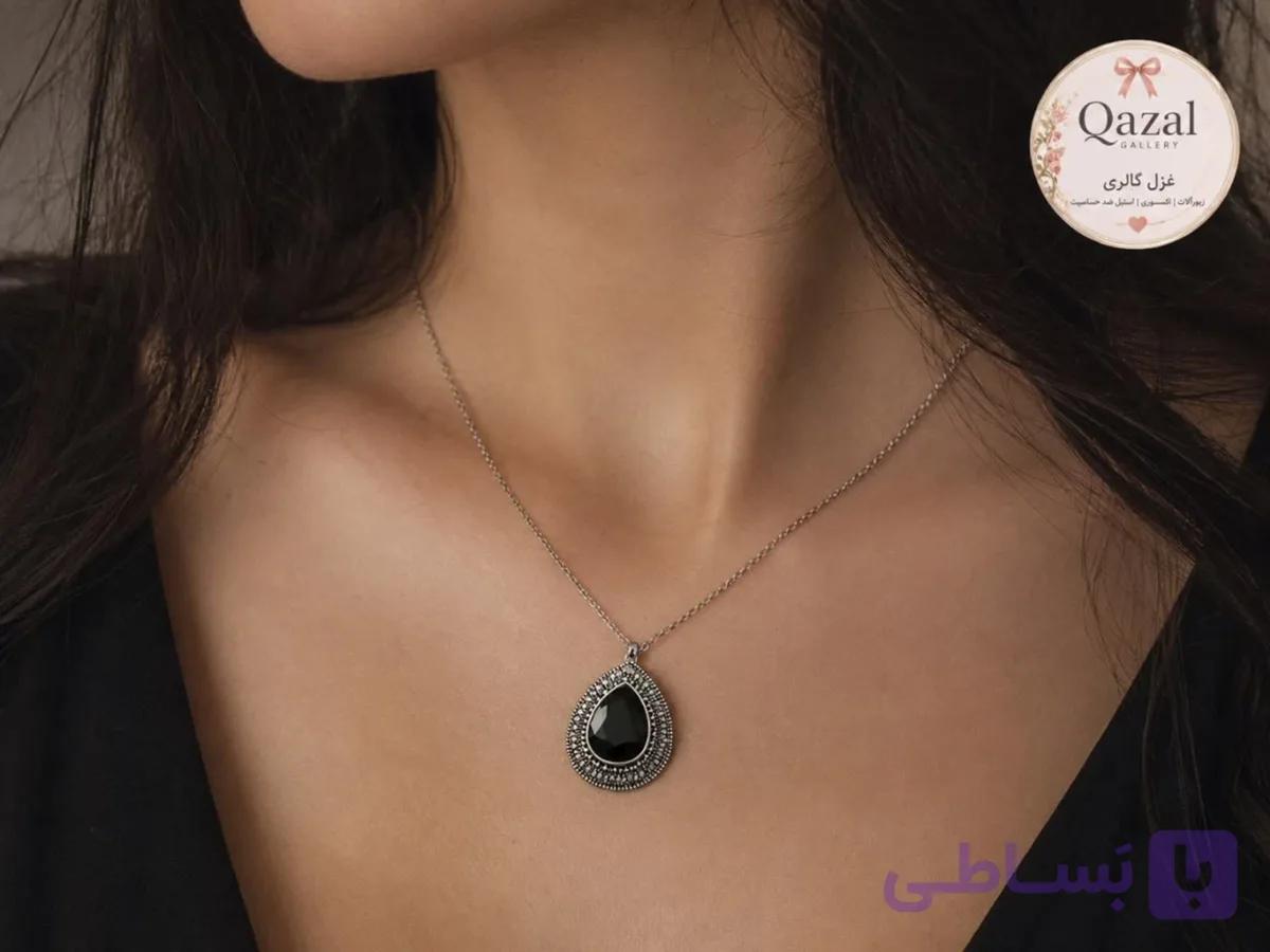 گردنبند زنانه ترند برند I am با آویز اشکی نگین‌دار مشکی
