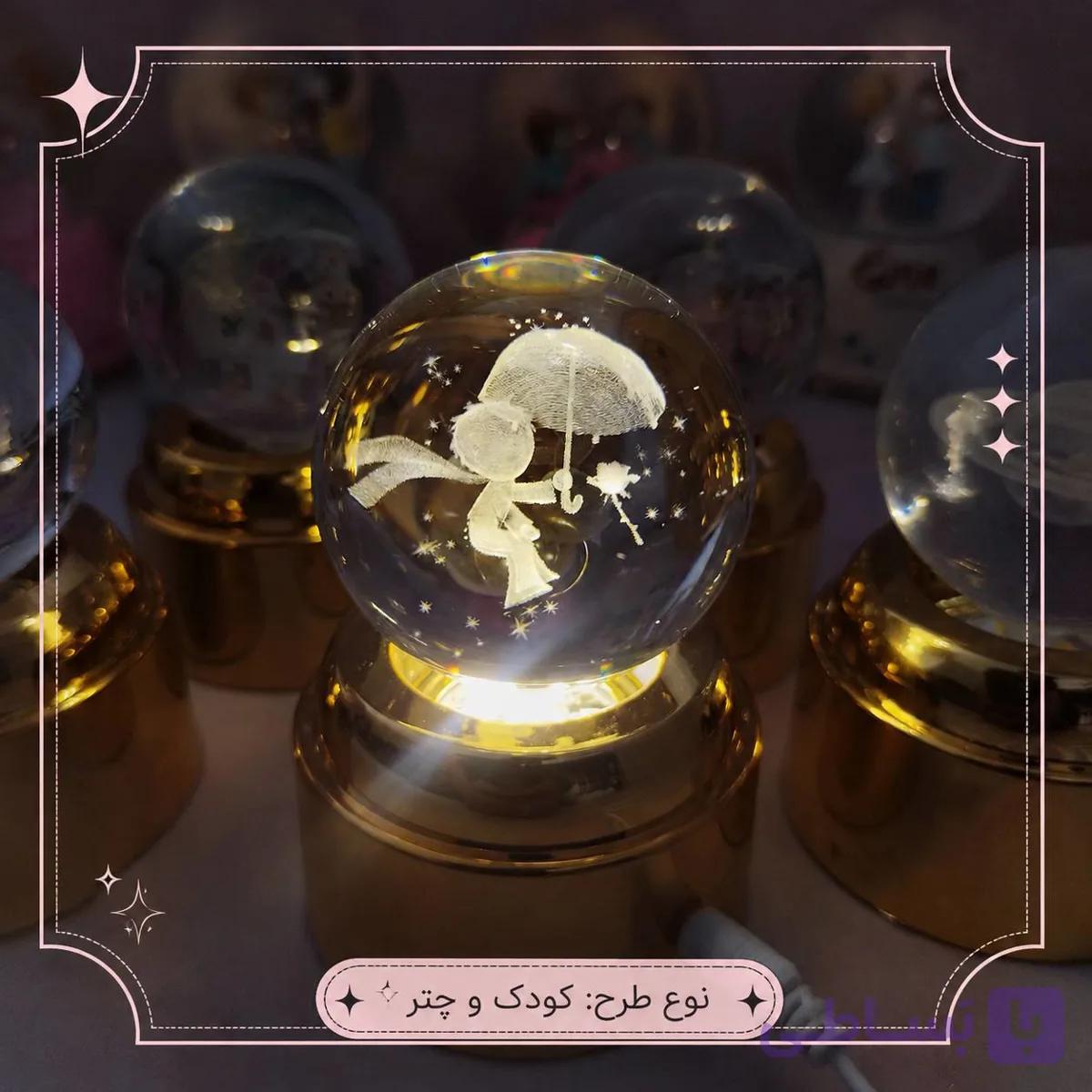 گوی کریستالی چرخان قطر ۶ سانتی‌متر با پایه نورانی | طرح‌های متنوع — تصویر 1