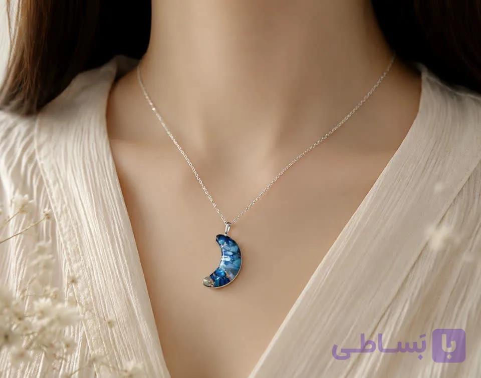 گردنبند زنانه رزینی مدل هلال ماه سنگ تزیینی آبی