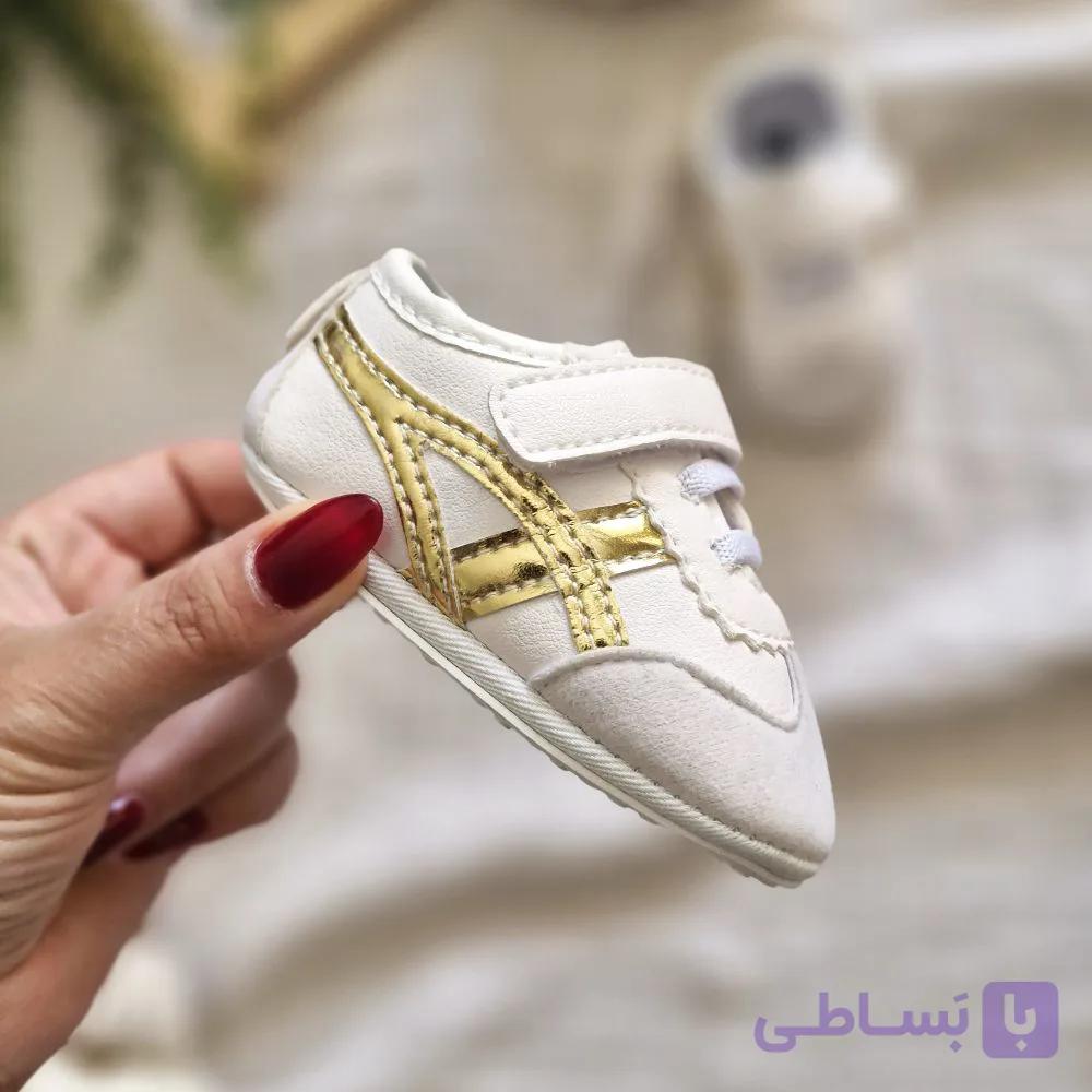 پاپوش سامبا نوزادی اسپرت طرح اسیکس وارداتی سفید طلایی — تصویر 1