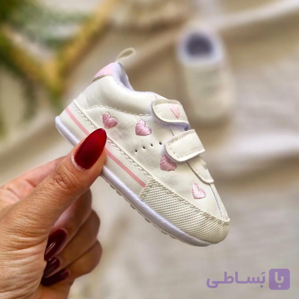 پاپوش نوزادی اسپرت چسبی طرح قلبی وارداتی سفید — تصویر 1