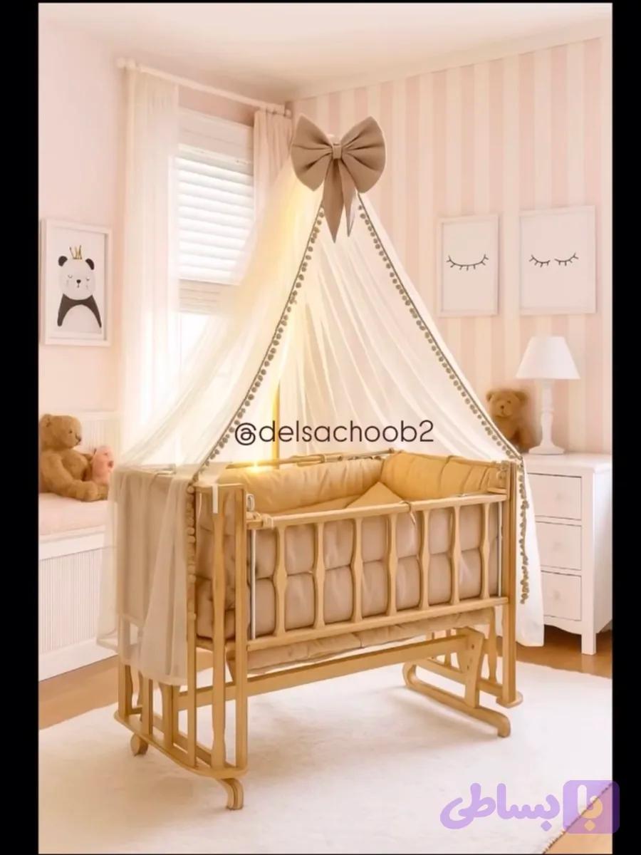 تخت چوبی کنار مادر دلسا چوب