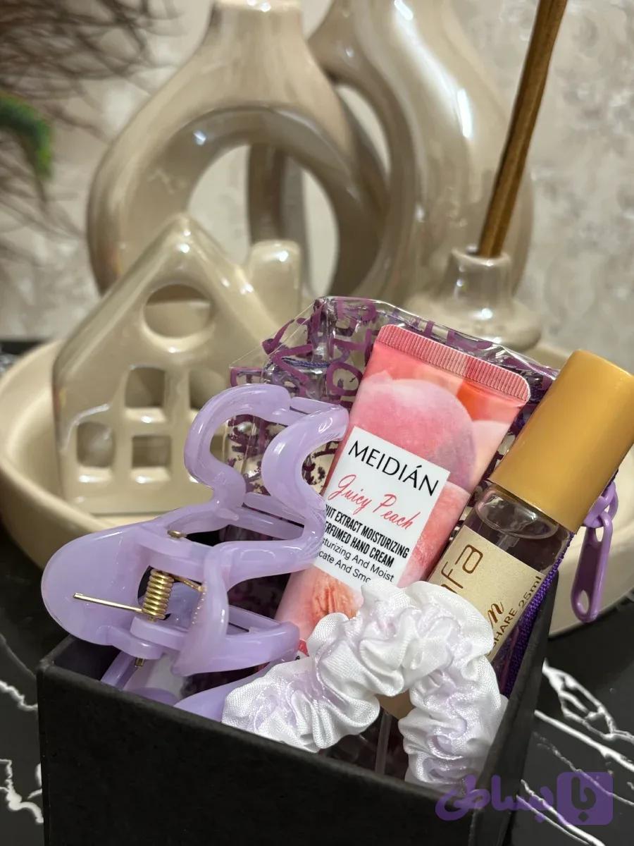 پک بنفش ۵ تکه کاربردی دخترانه شامل عطر و کیف مینی — تصویر 1