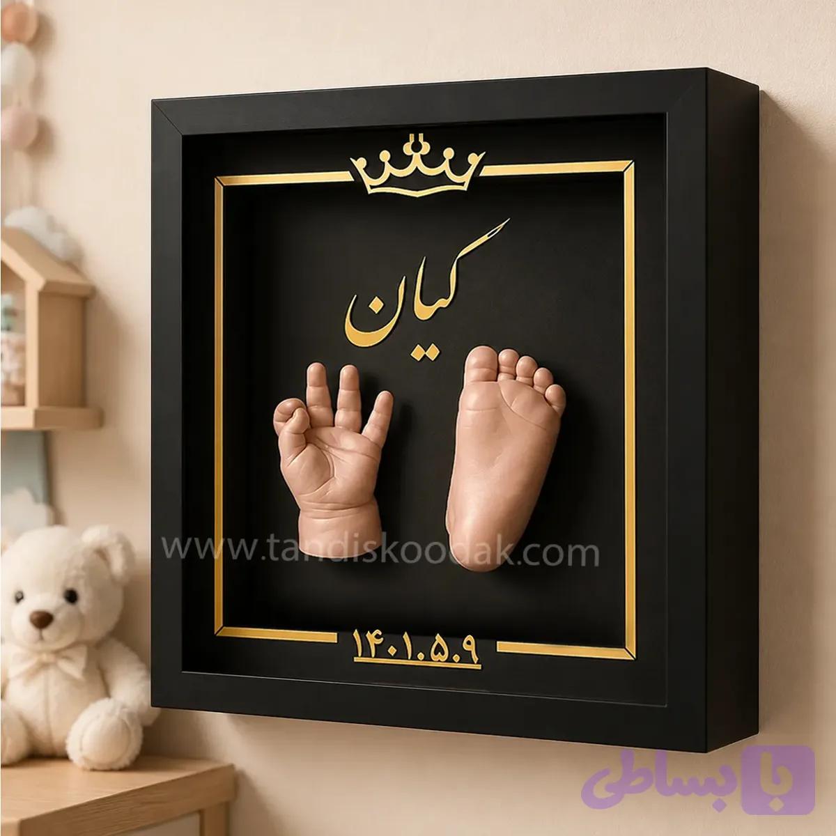 قاب باکس تندیس دست وپا نوزاد نیکان آرت دکور مدل کلاسیک با حک اسم و تاریخ سایز ۳۴×۳۴