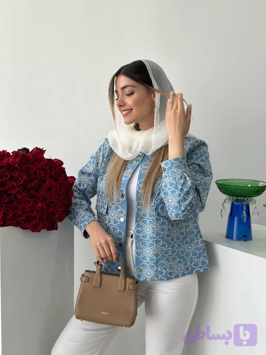 بامبر جکت اسپرت زنانه لینن خامه دوزی گلدار آبی جلو دکمه خور